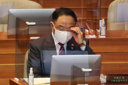 홍남기 부총리 겸 기획재정부 장관이 23일 서울 여의도 국회 본회의장에서 진행된 경제분야 대정부질문에 참석하고 있다. 연합뉴스